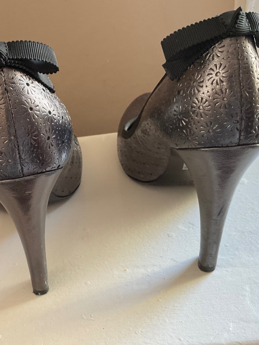Marc Jacobs Silver Pumps sz 7.5 - Picture 5 of 7